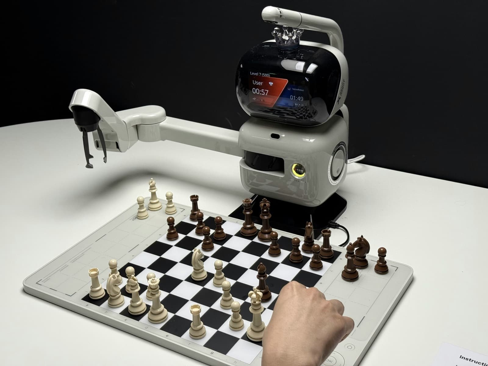 Robot szachowy przestawiający figury na szachownicy
