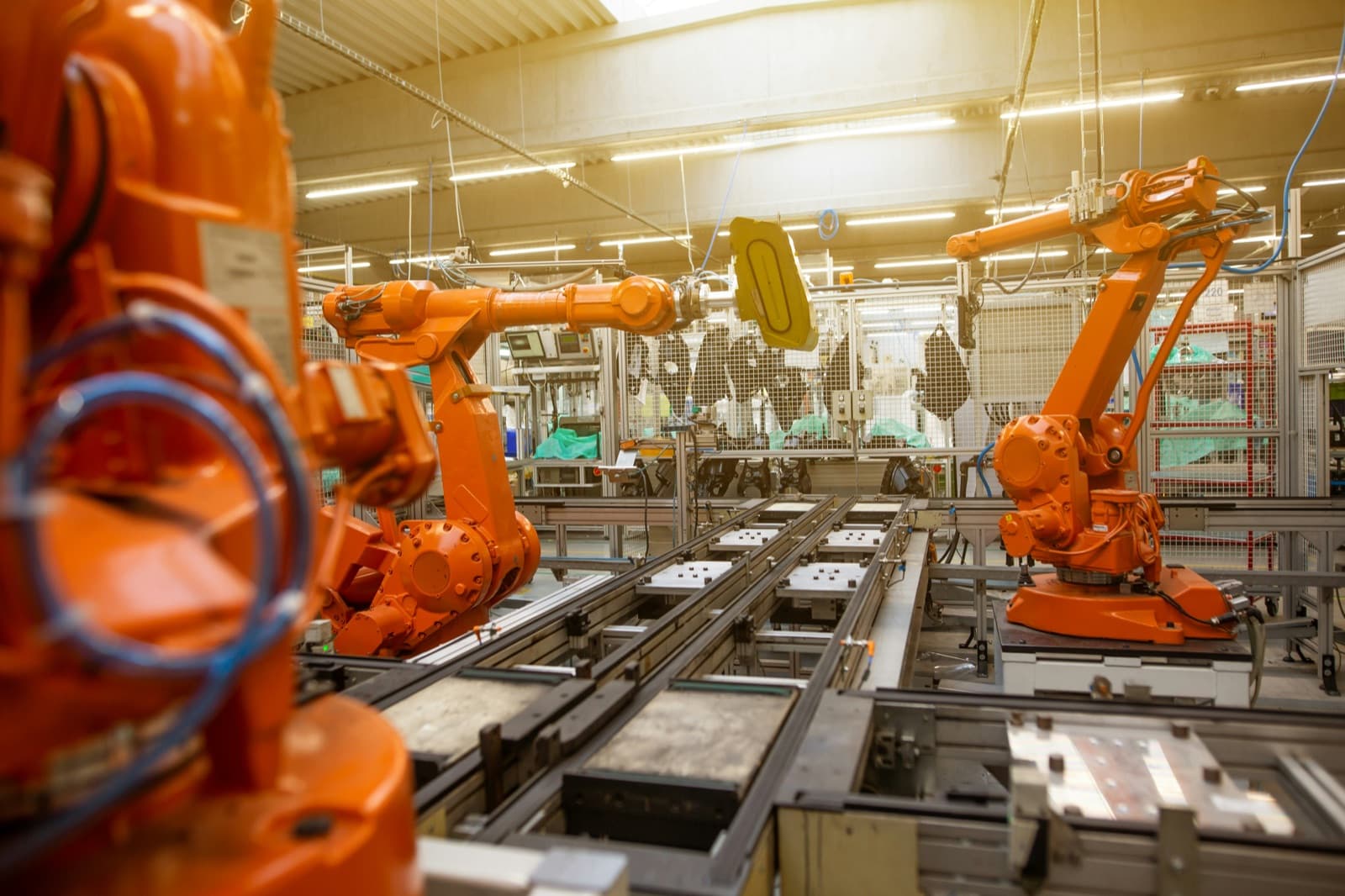 Roboty przemysłowe pracujące na zautomatyzowanej linii produkcyjnej